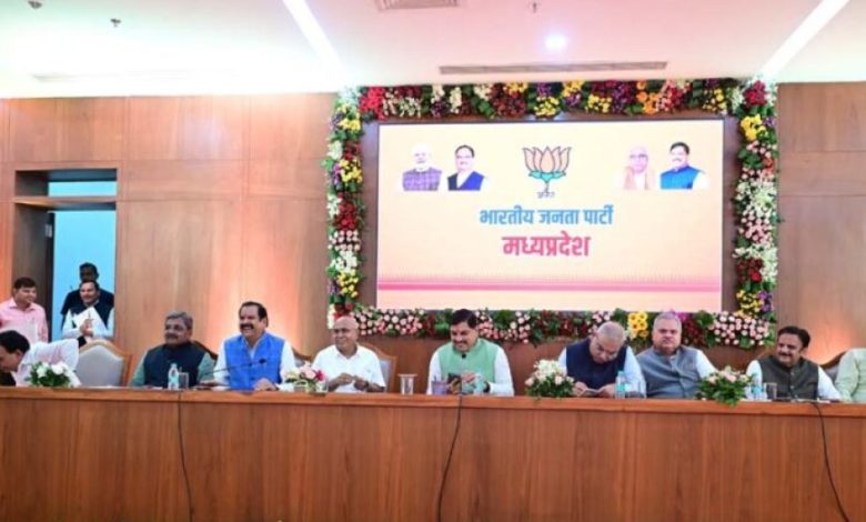 सीएम हाउस में पहली ग्रुप मीटिंग: खंडेलवाल का सख्त संदेश – ‘कोई नेता नहीं, संगठन ने बनाया जिलाध्यक्ष’ सीएम हाउस में पहली ग्रुप मीटिंग: खंडेलवाल का सख्त संदेश – ‘कोई नेता नहीं, संगठन ने बनाया जिलाध्यक्ष’