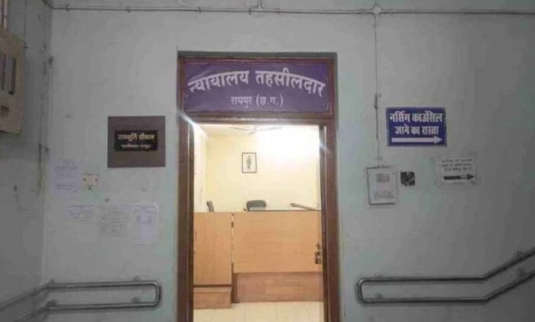 तहसीलदारों की अनिश्चितकालीन हड़ताल से ठप पड़े काम, मायूस लौट रहे लोग