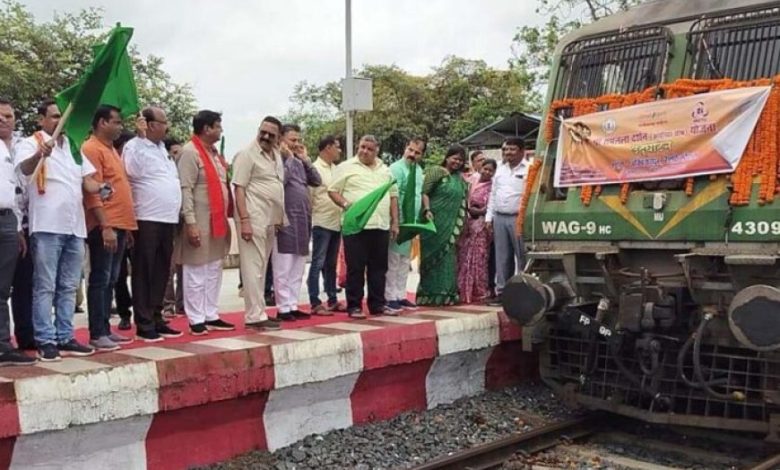 रायपुर : रामलला दर्शन योजना के तहत सरगुजा संभाग से 850 श्रद्धालओं का जत्था अयोध्या धाम रवाना रायपुर : रामलला दर्शन योजना के तहत सरगुजा संभाग से 850 श्रद्धालओं का जत्था अयोध्या धाम रवाना