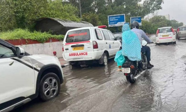 आधे घंटे की बारिश ने दिल्ली को किया जलमग्न, सड़कों से एयरपोर्ट तक मची अफरा-तफरी आधे घंटे की बारिश ने दिल्ली को किया जलमग्न, सड़कों से एयरपोर्ट तक मची अफरा-तफरी