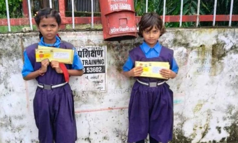 रक्षाबंधन पर देशभक्ति की डोरी: छत्तीसगढ़ की बेटियों ने कश्मीर में तैनात सैनिकों को भेजीं राखियां रक्षाबंधन पर देशभक्ति की डोरी: छत्तीसगढ़ की बेटियों ने कश्मीर में तैनात सैनिकों को भेजीं राखियां