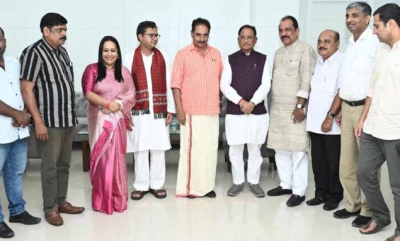 मुख्यमंत्री साय से केरल एवं ओडिशा के सांसदों के प्रतिनिधिमंडल ने की सौजन्य मुलाकात मुख्यमंत्री साय से केरल एवं ओडिशा के सांसदों के प्रतिनिधिमंडल ने की सौजन्य मुलाकात