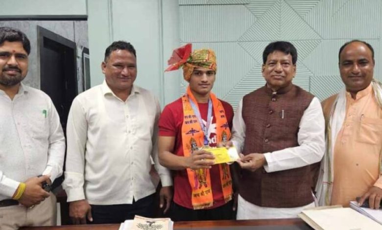 कुश्ती में गोल्ड जीतने वाले पृथ्वीराजसिंह का भव्य स्वागत, विधायक ने दी 5100 की सम्मान राशि