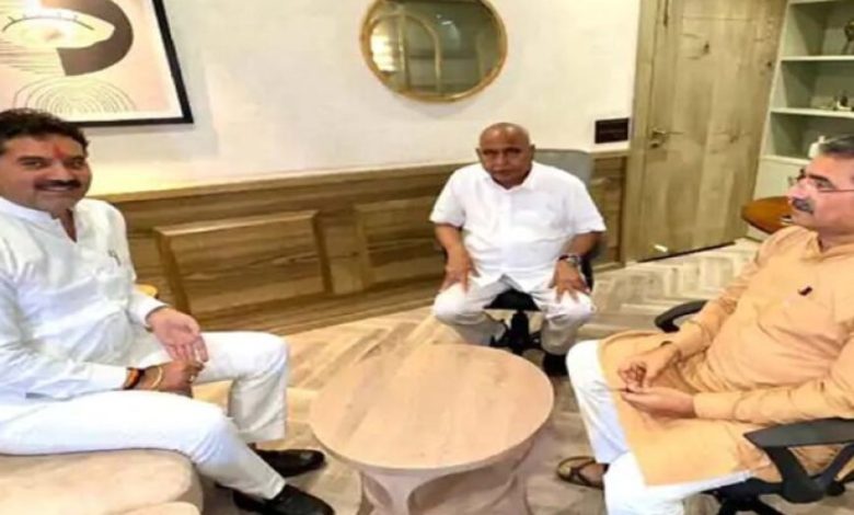 महाकाल विवाद पर भाजपा ने विधायक गोलू शुक्ला को लगाई फटकार, बेटे का किया था समर्थन महाकाल विवाद पर भाजपा ने विधायक गोलू शुक्ला को लगाई फटकार, बेटे का किया था समर्थन