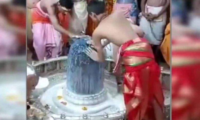 भारतीय तेज गेंदबाज उमेश यादव ने उज्जैन में श्री महाकालेश्वर ज्योतिर्लिंग मंदिर के दर्शन किए भारतीय तेज गेंदबाज उमेश यादव ने उज्जैन में श्री महाकालेश्वर ज्योतिर्लिंग मंदिर के दर्शन किए