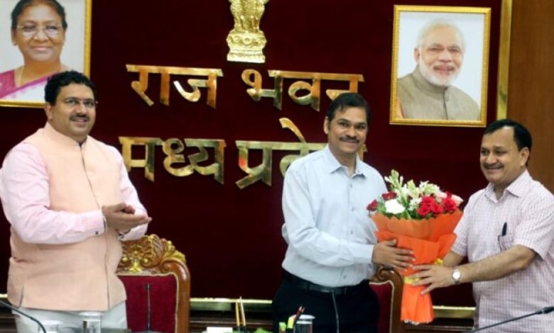 राज्यपाल के अपर मुख्य सचिव गुप्ता को विदाई, प्रमुख सचिव डॉ. कोठारी का हुआ स्वागत राज्यपाल के अपर मुख्य सचिव गुप्ता को विदाई, प्रमुख सचिव डॉ. कोठारी का हुआ स्वागत