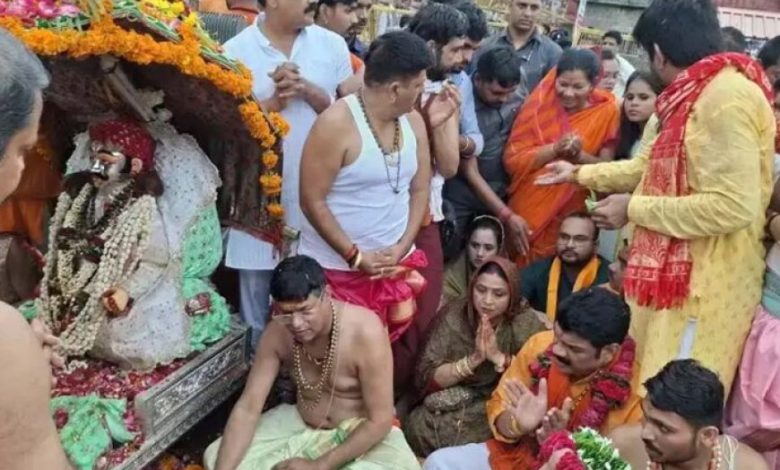 धूम धाम से निकली भगवान महाकालेश्वर की तीसरी सवारी धूम धाम से निकली भगवान महाकालेश्वर की तीसरी सवारी