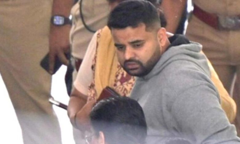 रेप केस में दोषी ठहराए गए प्रज्वल रेवन्ना, कोर्ट में फैसला सुनते ही फूट-फूटकर रोए रेप केस में दोषी ठहराए गए प्रज्वल रेवन्ना, कोर्ट में फैसला सुनते ही फूट-फूटकर रोए