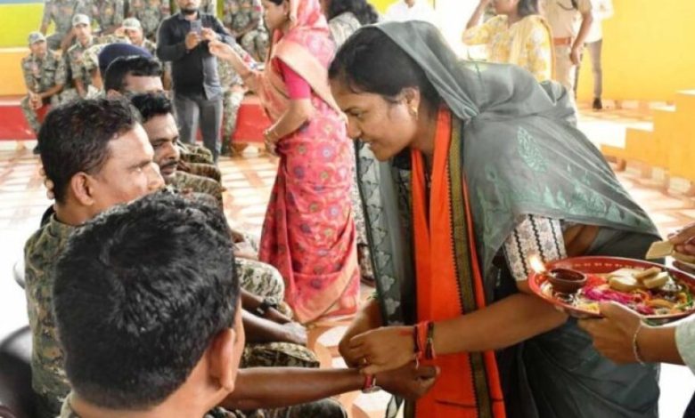 मंत्री श्रीमती राजवाड़े ने कारली पहुंचकर सुरक्षा बल के जवानों को राखी बांधकर शुभकामनाएं दीं
