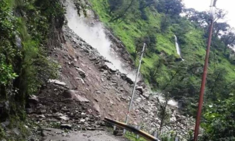 तीसरे दिन भी बंद रहा रुद्रप्रयाग-गौरीकुंड हाईवे, मलबा हटाने में जुटी टीमें तीसरे दिन भी बंद रहा रुद्रप्रयाग-गौरीकुंड हाईवे, मलबा हटाने में जुटी टीमें