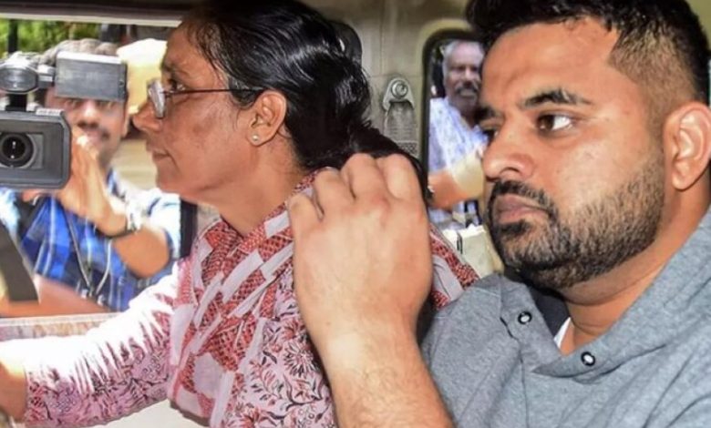 रेप केस में देवेगौड़ा के पोते प्रज्वल रेवन्ना को उम्रकैद, 5 लाख का जुर्माना भी रेप केस में देवेगौड़ा के पोते प्रज्वल रेवन्ना को उम्रकैद, 5 लाख का जुर्माना भी