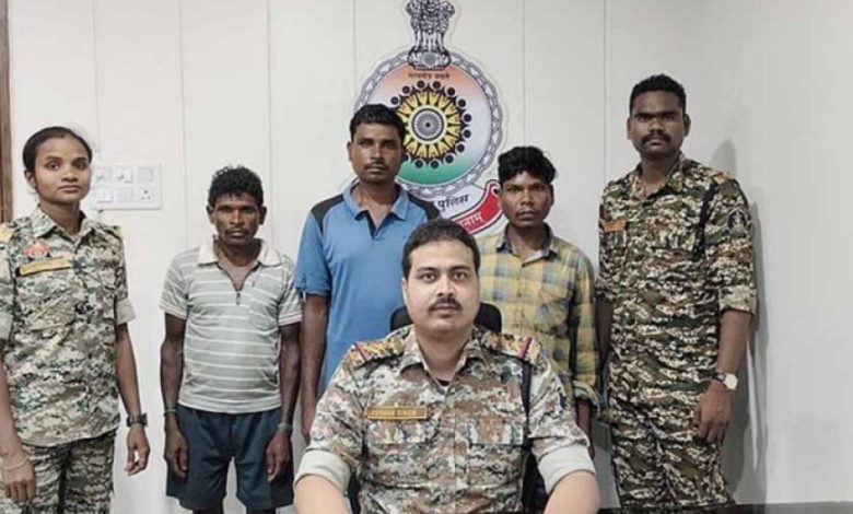 नक्सल विरोधी अभियान में बड़ी सफलता, दो लाख के इनामी सहित तीन नक्सली गिरफ्तार नक्सल विरोधी अभियान में बड़ी सफलता, दो लाख के इनामी सहित तीन नक्सली गिरफ्तार