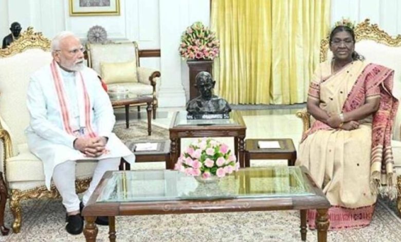 अचानक मुलाकात: PM मोदी पहुँचे राष्ट्रपति मुर्मू से मिलने, क्या हुई खास चर्चा? अचानक मुलाकात: PM मोदी पहुँचे राष्ट्रपति मुर्मू से मिलने, क्या हुई खास चर्चा?