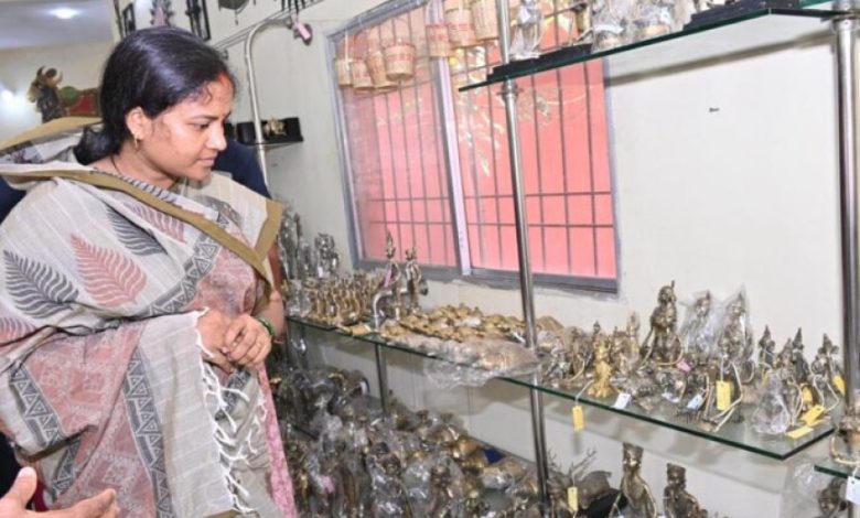 मंत्री श्रीमती लक्ष्मी राजवाड़े ने शबरी एंपोरियम, और गारमेंट फैक्ट्री का किया अवलोकन