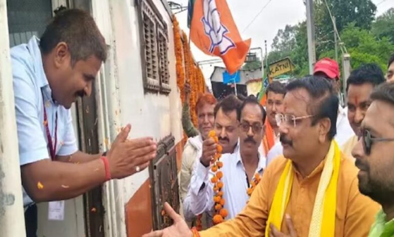 रीवा-पुणे एक्सप्रेस को मिली हरी झंडी: जानें रूट, स्टॉपेज और टाइमिंग रीवा-पुणे एक्सप्रेस को मिली हरी झंडी: जानें रूट, स्टॉपेज और टाइमिंग