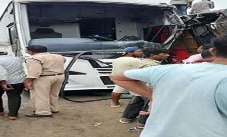 भोपाल जा रही बस के ब्रेक फेल, खड़ी बस से टकराकर पलटी; 25 यात्री घायल