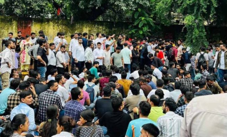 SSC परीक्षा विवाद: देशभर में छात्रों का उग्र प्रदर्शन, उठी न्याय की मांग SSC परीक्षा विवाद: देशभर में छात्रों का उग्र प्रदर्शन, उठी न्याय की मांग