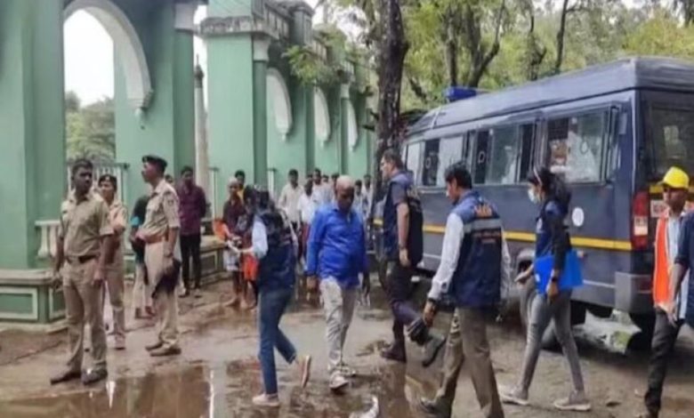 बेलथंगडी धर्मस्थल हत्याकांड: सबूत मिटाने और शव को गुपचुप दफनाने के आरोप, कई सवाल खड़े बेलथंगडी धर्मस्थल हत्याकांड: सबूत मिटाने और शव को गुपचुप दफनाने के आरोप, कई सवाल खड़े