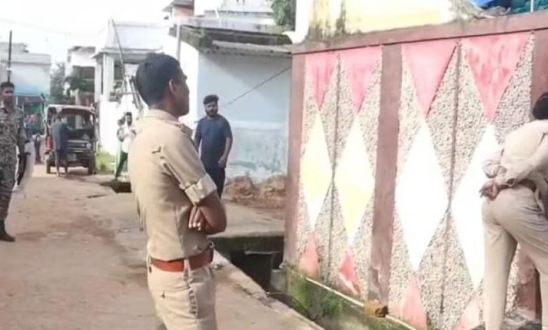 जगदलपुर में सट्टा किंग की नई चाल हुई फेल, डॉग रेस्क्यू टीम ने किया शातिर का शिकार जगदलपुर में सट्टा किंग की नई चाल हुई फेल, डॉग रेस्क्यू टीम ने किया शातिर का शिकार