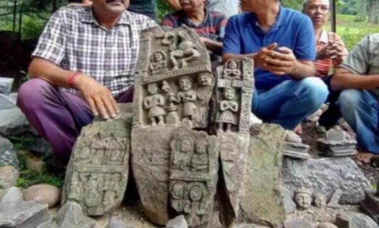 अनंतनाग में खुदाई के दौरान निकलीं ‘हिंदू मूर्तियां’, 2000 साल पुरानी होने का अनुमान अनंतनाग में खुदाई के दौरान निकलीं ‘हिंदू मूर्तियां’, 2000 साल पुरानी होने का अनुमान