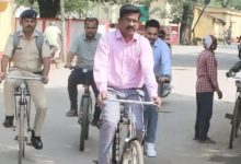 सतना कलेक्टर डॉ. सतीश कुमार का सादा अंदाज, साइकिल से पहुंचे ऑफिस