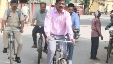 सतना कलेक्टर डॉ. सतीश कुमार का सादा अंदाज, साइकिल से पहुंचे ऑफिस
