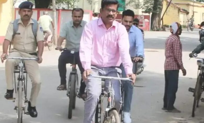 सतना कलेक्टर डॉ. सतीश कुमार का सादा अंदाज, साइकिल से पहुंचे ऑफिस सतना कलेक्टर डॉ. सतीश कुमार का सादा अंदाज, साइकिल से पहुंचे ऑफिस