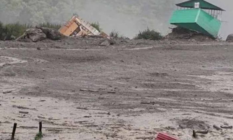 उत्तरकाशी में बादल फटने का कहर: मलबे में दबे कई घर, भारी तबाही उत्तरकाशी में बादल फटने का कहर: मलबे में दबे कई घर, भारी तबाही