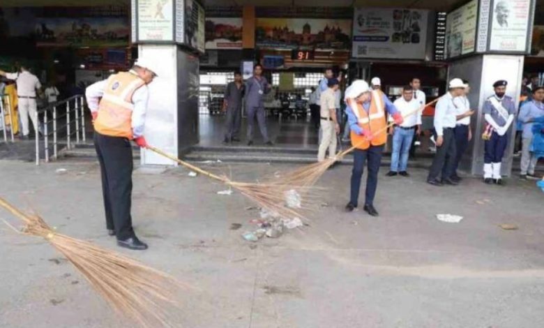 स्वतंत्रता दिवस पर रेलवे स्टेशनों पर सफाई की धूम, नुक्कड़ नाटकों से बढ़ाई जागरूकता