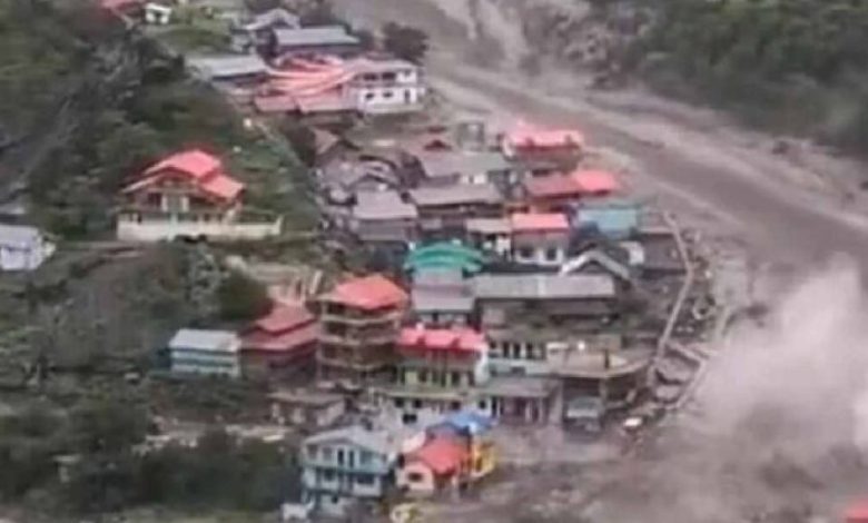 उत्तराखंड पर कुदरत का कहर: उत्तरकाशी के बाद अब पौड़ी में बादल फटा, कई घायल उत्तराखंड पर कुदरत का कहर: उत्तरकाशी के बाद अब पौड़ी में बादल फटा, कई घायल