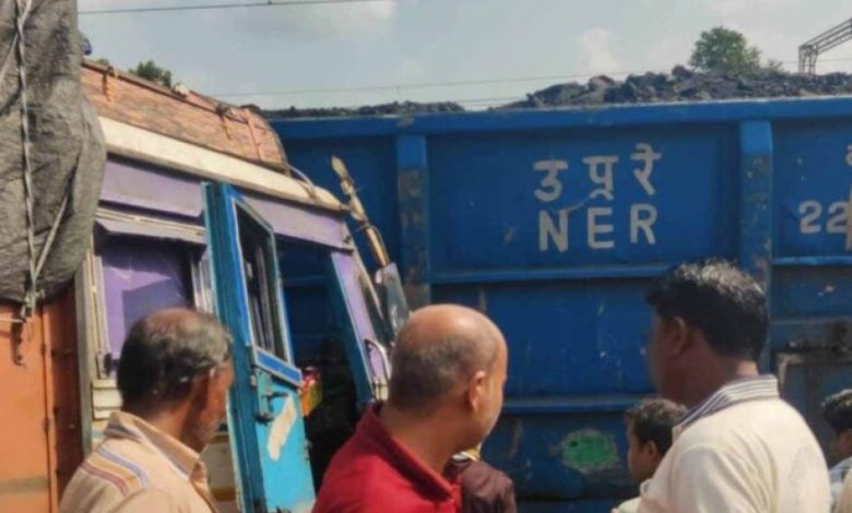 रेलवे ट्रैक पर दरार देख दौड़े किसान, एक्सप्रेस ट्रेन रोककर बचाई सैकड़ों जानें रेलवे ट्रैक पर दरार देख दौड़े किसान, एक्सप्रेस ट्रेन रोककर बचाई सैकड़ों जानें