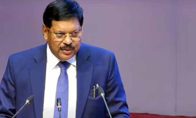 CJI का कड़ा रुख: AM सिंघवी के खड़े होते ही टोका, वरिष्ठ वकीलों पर लगाई रोक CJI का कड़ा रुख: AM सिंघवी के खड़े होते ही टोका, वरिष्ठ वकीलों पर लगाई रोक