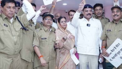 कांग्रेस विधायक पुलिस की वर्दी में पहुंचे विधानसभा, बोले—यह व्यापमं पार्ट-2 है