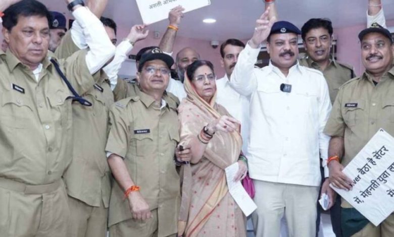 कांग्रेस विधायक पुलिस की वर्दी में पहुंचे विधानसभा, बोले—यह व्यापमं पार्ट-2 है कांग्रेस विधायक पुलिस की वर्दी में पहुंचे विधानसभा, बोले—यह व्यापमं पार्ट-2 है