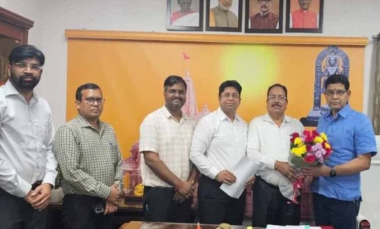 राजस्व मंत्री के आश्वासन पर खत्म हुई हड़ताल, तहसीलदारों की 17 सूत्रीय मांगों पर बनी सहमति राजस्व मंत्री के आश्वासन पर खत्म हुई हड़ताल, तहसीलदारों की 17 सूत्रीय मांगों पर बनी सहमति