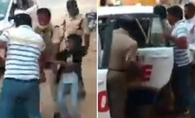 पिता की पिटाई कर रहे थे बेटे, रोकने गए पुलिसवाले को उतारा मौत के घाट पिता की पिटाई कर रहे थे बेटे, रोकने गए पुलिसवाले को उतारा मौत के घाट