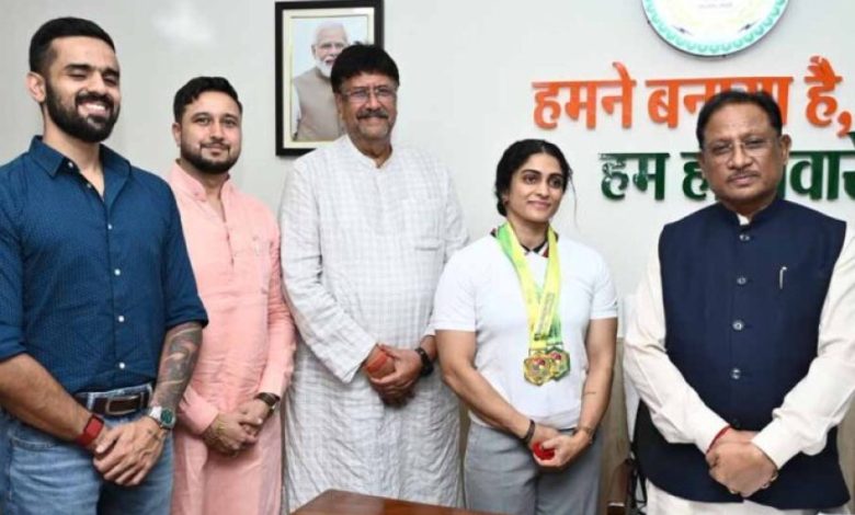 मुख्यमंत्री साय से एशियन अफ्रीकन पैसिफिक पावरलिफ्टिंग चैंपियनशिप की स्वर्ण पदक विजेता नमी राय पारेख ने की मुलाकात मुख्यमंत्री साय से एशियन अफ्रीकन पैसिफिक पावरलिफ्टिंग चैंपियनशिप की स्वर्ण पदक विजेता नमी राय पारेख ने की मुलाकात