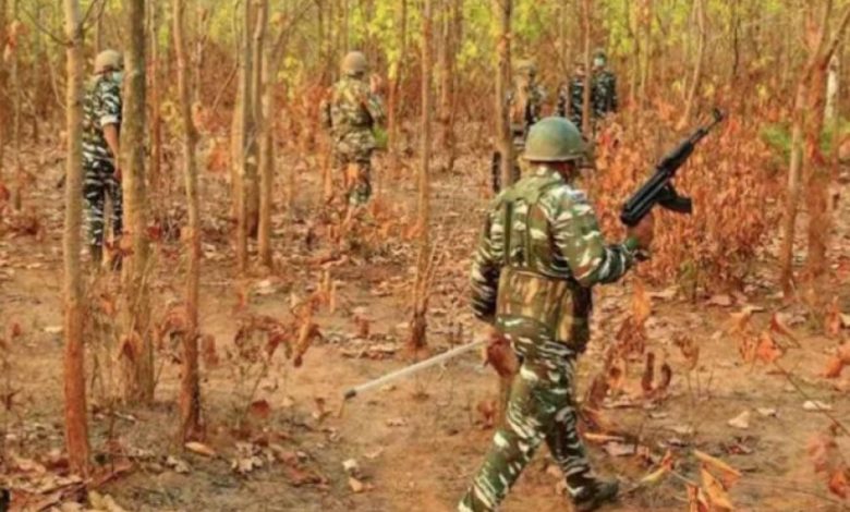 बीजापुर मुठभेड़: सुरक्षाबलों ने एक नक्सली को किया ढेर, सर्च ऑपरेशन जारी बीजापुर मुठभेड़: सुरक्षाबलों ने एक नक्सली को किया ढेर, सर्च ऑपरेशन जारी
