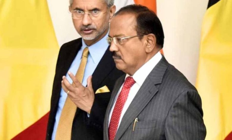 रूस में भारत की बड़ी कूटनीतिक चाल: अजित डोभाल पहुंचे, जयशंकर की भी होगी एंट्री, ट्रंप की धमकियों के बीच बढ़ी हलचल रूस में भारत की बड़ी कूटनीतिक चाल: अजित डोभाल पहुंचे, जयशंकर की भी होगी एंट्री, ट्रंप की धमकियों के बीच बढ़ी हलचल