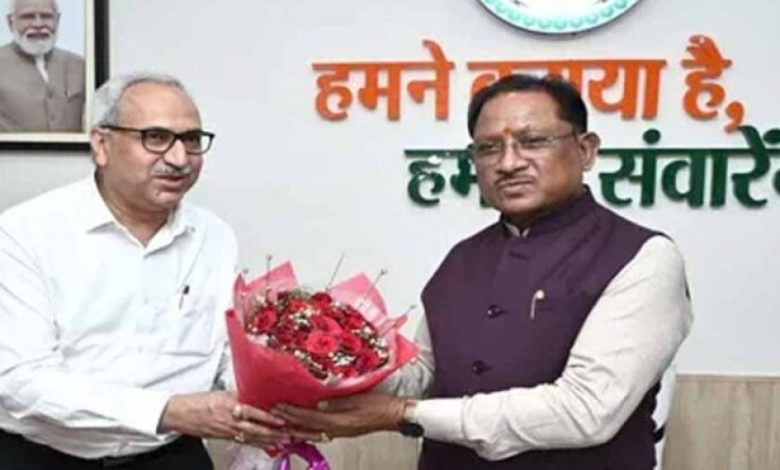 CM से मिले BSP निदेशक चित्तरंजन महापात्र, भिलाई स्टील प्लांट को बताया विकास का स्तंभ