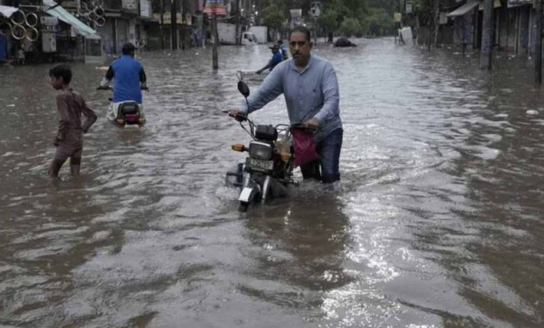 पाकिस्तान में मूसलधार बारिश का कहर, कई ज़िले जलमग्न, बाढ़ का अलर्ट जारी पाकिस्तान में मूसलधार बारिश का कहर, कई ज़िले जलमग्न, बाढ़ का अलर्ट जारी