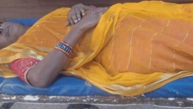 प्रदीप मिश्रा की कथा से लौट रहे श्रद्धालुओं की गाड़ी इंदौर में खड़े ट्रक से टकराई, एक की मौत