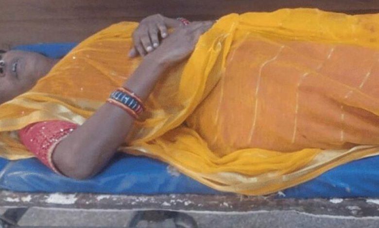 प्रदीप मिश्रा की कथा से लौट रहे श्रद्धालुओं की गाड़ी इंदौर में खड़े ट्रक से टकराई, एक की मौत