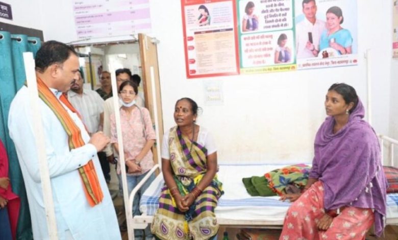 रायपुर : स्वास्थ्य मंत्री श्याम बिहारी जायसवाल ने किया बद्रीनाथ बघेल जिला अस्पताल का औचक निरीक्षण