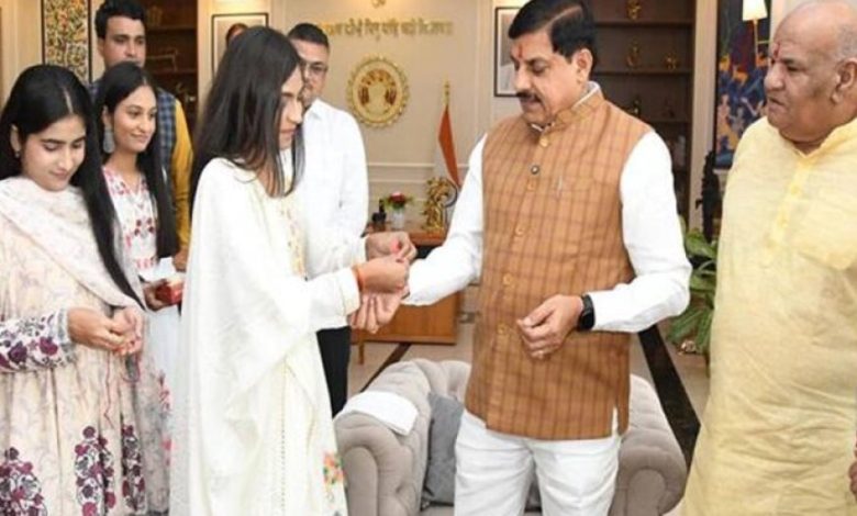 मुख्यमंत्री डॉ. यादव ने राखी बंधवाकर की बहनों के सुखद-स्वस्थ जीवन की कामना