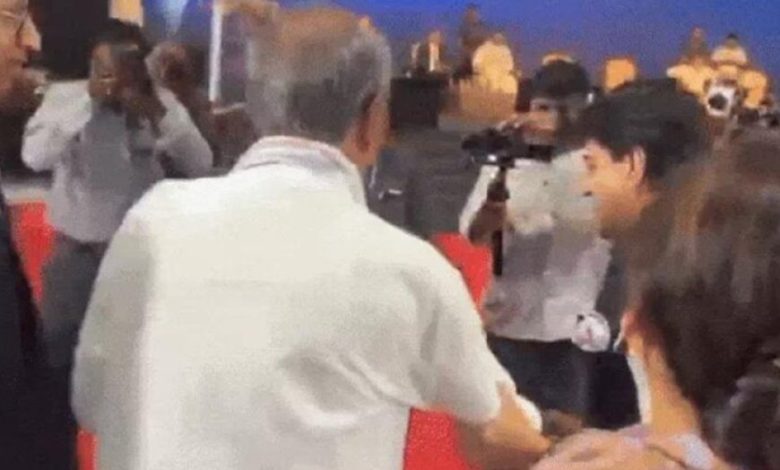 भोपाल में सिंधिया और दिग्विजय ने मिलाया हाथ, मंच पर दिखा सामंजस्य, सभागार में तालियां गूंज उठीं