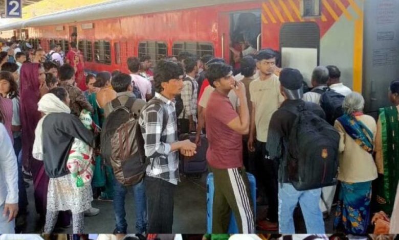 कुबेरेश्वर धाम कांवड़ यात्रा के कारण भोपाल स्टेशन पर भीड़, रेलवे ने चलाई स्पेशल ट्रेन