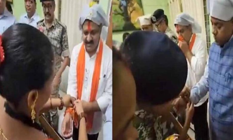 डिप्टी सीएम विजय और मंत्री केदार ने नक्सली महिलाओं से बंधवाई राखी, दिया भरोसा सुरक्षा का डिप्टी सीएम विजय और मंत्री केदार ने नक्सली महिलाओं से बंधवाई राखी, दिया भरोसा सुरक्षा का