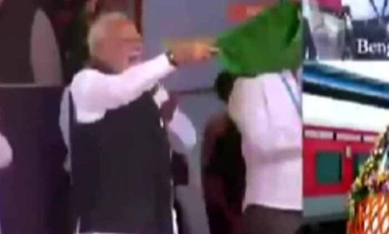 बेंगलुरु से छूटी तीन नई वंदे भारत एक्सप्रेस, PM मोदी ने दिखाई हरी झंडी बेंगलुरु से छूटी तीन नई वंदे भारत एक्सप्रेस, PM मोदी ने दिखाई हरी झंडी
