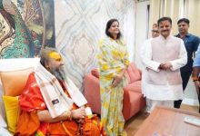उप मुख्यमंत्री शुक्ल ने गोवर्धन में मलूकपीठाधीश्वर श्री राजेन्द्रदास जी महाराज का लिया आशीर्वाद